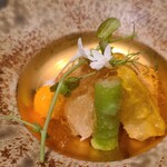 254915198 - ⑧鱧と夏野菜(アスパラガス&コリンキー&黄ズッキーニ)のサラダ仕立て、出汁ジュレ掛け
                    スッキリさせる1皿ですが、もっと前半の方が向いているかも