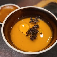 創作Dining SHARI流川 - ①裏漉しフォワグラの茶碗蒸し、トリュフオイル餡、刻みトリュフ掛け
                    フォアグラのコクとある旨みが存在感を放ち、トリュフオイルが香りをアピール、一方、トリュフ自体はそこまででは無いかな