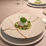 ASAHINA Gastronome - 【前菜】・活帆立貝&キャビア
      滑らかなムースにし、そのタルタルと共にイルフロッタン仕立て
      コクのあるバターミルクのソースに浮かべて