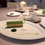 ASAHINA Gastronome - 【デザート】・抹茶&マスカルポーネ
      香り高い愛知県西尾産の抹茶をふんだんに使用したオペラキルシュの香り、ソルベマスカルポーネ