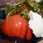 こなから - トマトと自家製チーズのサラダ