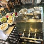 ヨコクラうどん - 湯煎できます。薬味もこちらで。出汁もセルフ。