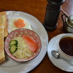 Kissa Yookari - 厚切りの食パンをカリッとトーストは、たっぷりと塗ったバターと相性ぴったりです。