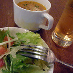 フリーファクトリー - サラダとスープ。ランチビール