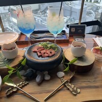 渋谷 Blue bird - 宮崎牛(カルパッチョ、タルタル、ハツ)、山形牛とブルーバードイメージカクテル(ノンアル有)