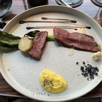 渋谷 Blue bird - 宮崎県産和牛、ロースト   バルサミコ、炭塩、野菜用にとうもろこしピューレ