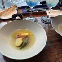 渋谷 Blue bird - 夏野菜のスープ、奥に石窯フォカッチャ(燻製ソース付属)
