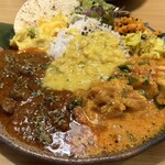 さらしあキッチン - 山猫カレー＋ケララチキンカレーのあいがけ