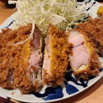 とんかつ 寿々木 - サクサクした衣に、ピンク色のしっとり柔らかなお肉。適度な脂身が甘くてジューシーです。ロースカツの理想形です