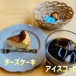 카페 네코당고 - 치즈케이크 400엔(세금 포함)♫
                      아이스커피 400엔(세금 포함)♫
