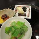 桜田 - すし酢で炊き上げたご飯に、大葉を散らし、焼き穴子と錦糸卵をのせて。