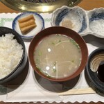 地鶏の里 永楽荘 - 地元どり焼き定食のライス、味噌汁、小鉢