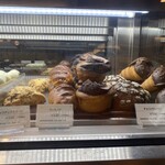 GODIVA cafe Omiya - ショーケースには美味しそうなベーカリーが沢山！