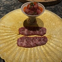 肉匠ふるさと - 榊山牛ユッケと榊山牛ハラミ刺し