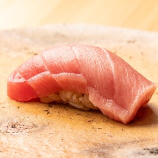 素材の持ち味を引き出す繊細な仕事…江戸前寿司の真髄を堪能