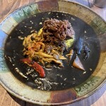 スープカレーなっぱ - ご飯の量はいつも普通選択、揚げた野菜も入っているのでボリュームはあります。スープの量が多いので、ご飯が足りなくなる人もいると思います。