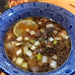 麺家 たけ田 - ライム？と穂紫蘇投入