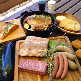 涼やかな夏の森で、丁寧に準備された一味違う手ぶらBBQを