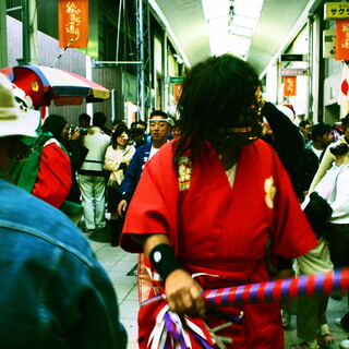 毎年11月に行われる奇祭「ベッチャー祭り」