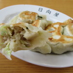 青竹手打ラーメン 日向屋 - 熱々な餃子