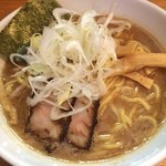 麺や　つとむ - 濃厚醤油らーめん！

何気なく入って見たがやはりその程度。

お昼時に活気の無い店内。
無愛想な店員か店主？
キレイにはしている。

出て来たラーメンは確かに濃厚だが、コクを食べているような、今時なかなか無いこんな麺！
麺箱を見ると目を疑う文字？