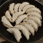 辻肉店 - 餃子を山椒油とお水で蒸し焼きに焼く