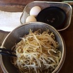 恵比須 - 卓上のモヤシと茹で玉子。