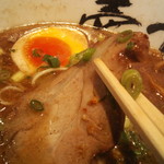 壱丁目ラーメン - 【魚介濃厚とんこつ】味は燻製らしい香りの余韻が明確に残り、スープにもその豊かな香りのアクセントを移す