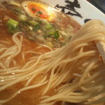 壱丁目ラーメン - 【魚介濃厚とんこつ】クニクニ、シコシコした剛性感じる歯応えと、プツプツと切れる軽快な歯切れ。