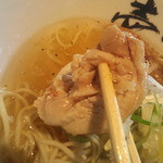 壱丁目ラーメン - 【ダブル肉の淡麗旨塩らーめん】手羽元の肉でやわらかく、噛めば脂の甘味と、肉の旨味を湧き出させる。