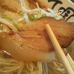 壱丁目ラーメン - 【ダブル肉の淡麗旨塩らーめん】チャーシューは豚バラ肉で、燻煙香残る、麗しの香り。