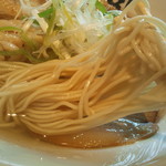 壱丁目ラーメン - 【ダブル肉の淡麗旨塩らーめん】細麺ストレートで、断面はエッジのあるスクエア形、加水率は低め。