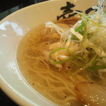 壱丁目ラーメン - 【ダブル肉の淡麗旨塩らーめん】透明感ある美しいスープに煌めきの脂！旨そう(*ﾟ∀ﾟ)=3