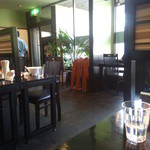 壱丁目ラーメン - 壁向かいのｶｳﾝﾀｰと、仕切付対面ｶｳﾝﾀｰ席、ﾍﾞﾝﾁｼｰﾄﾃｰﾌﾞﾙ席の構成