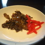 壱丁目ラーメン - 高菜は油炒め版で、辛さ控えめで、ご飯がすすむ味です。