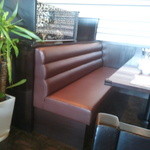 壱丁目ラーメン - テーブル席には、荷物置き用のスペースもあって、ゆったり座れます。