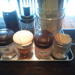 壱丁目ラーメン - 卓上には、極細挽き白コショウ、酢、柚子入り七味唐辛子が置いてある。