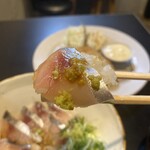 食堂 はまかに - 脂が乗ってるからこの量のわさびもツンと来ない