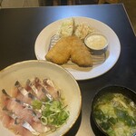 食堂 はまかに - 数量限定サービス定食「アジ刺身丼＋スパサラ＋ふわふわアジフライ＋あら汁」990円