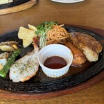 ホリデー イン ヴィラ - 料理写真:ハンバーグ&シーフードバター焼き