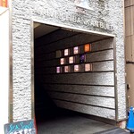 SEASONS - パチンコ店横の入り口