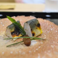 澤田 - 炭で焼いた鮎。実山椒の酢飯で押し寿司。とても鮎が柔らかくふっくら仕上がって押し寿司の完成度高し。