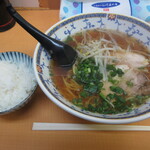 つるつる亭 - 正油ラーメンとライス小 820円　(2024.7)
