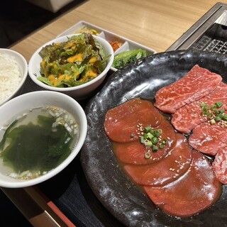 1,000円（税込）の平日日替わり焼肉ランチ始めました！！