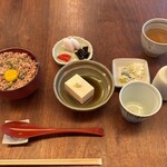 蕎麦 たじま - 小鉢、香の物、鳥そぼろ丼