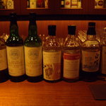 シャンクス - OptioA30：カウンター正面の酒瓶