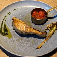 Osteria IL VIAGGIO - 豊州直送 日替わり鮮魚 (この日は目鯛) の薪焼き チェリートマトとオリーブのソース (3135円)