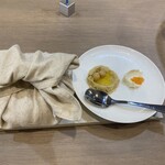 カフェ ド エス - 布包みのベーグル＆フムス＆サワークリーム