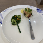 カフェ ド エス - 夏のプロローグ　小松菜のクランブルの上にキュウリ蝶々、スプーンはエッグベネディクトを一口でいただきます。