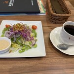 高倉町珈琲 八街店 - 前菜のコンビネーションサラダと高倉町ブレンドコーヒー